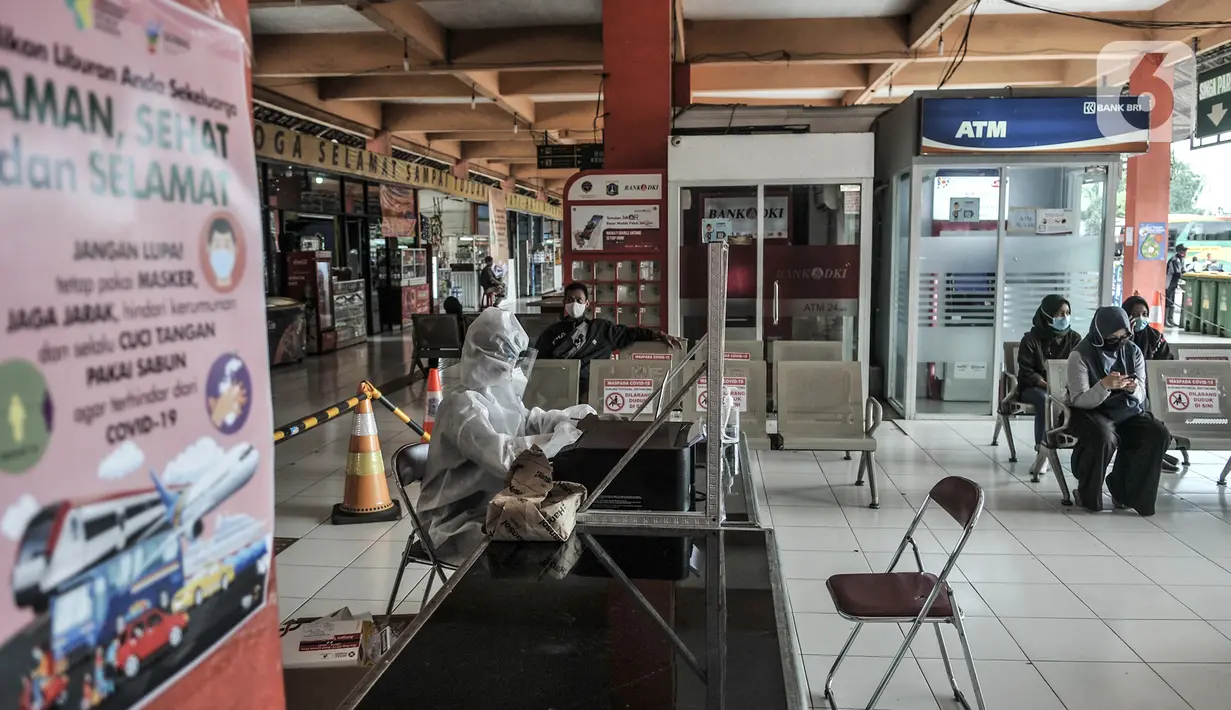 Suasana tes rapid antigen saat tiba di Terminal Kampung Rambutan, Jakarta, Minggu (3/1/2021). Pengelola Terminal Kampung Rambutan menyediakan tes antigen bagi penumpang yang baru tiba jika tidak memiliki surat kesehatan dengan harga Rp150 ribu per orang. (merdeka.com/Iqbal S. Nugroho)