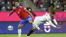 Pemain Chile Luis Jimenez (kiri) berebut bola dengan pemain Venezuela Tomas Rincon pada pertandingan kualifikasi Piala Dunia 2022 di Stadion San Carlos de Apoquindo, Santiago, Chile, Kamis (14/10/2021). Chile menang 3-0. (Claudio Reyes/Pool via AP)