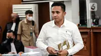 Richard Eliezer jalani sidang pemeriksaan saksi dalam kasus pembunuhan Brigadir Yosua Hutabarat di Pengadilan Negeri Jakarta Selatan, Senin (31/10/2022). 11 saksi dihadirkan di sidang hari ini. (Liputan6.com/Johan Tallo)