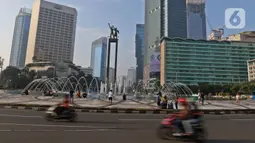 Suasana kawasan Bundaran HI, Minggu (15/3/2020). Hari bebas kendaraan bermotor (HBKB) atau car free day (CFD) di sepanjang Jalan MH Thamrin dan Jalan Jenderal Sudirman akan ditiadakan selama dua pekan atau pada 15 Maret dan 22 Maret 2020. (Liputan6.com/Herman Zakharia)