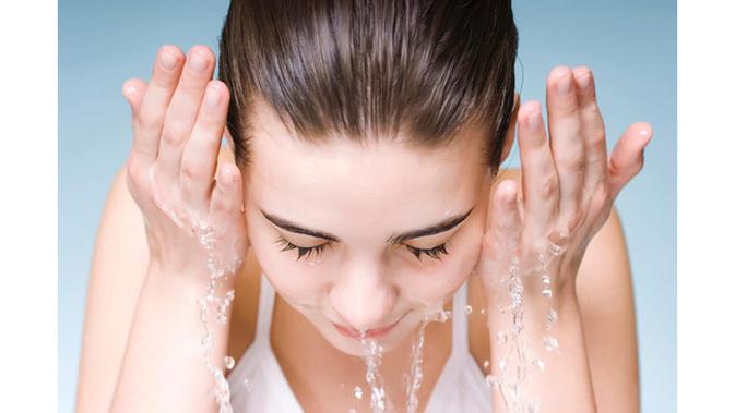 Apakah selama ini Anda merasa sudah benar dalam melakukan ritual mencuci wajah? Ternyata ada kesalahan yang sering terjadi saat mencuci muka