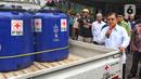 Ketua Umum Palang Merah Indonesia Muhammad Jusuf Kalla memeriksa mobil tangki air bersih di halaman kantor PMI Pusat di Jakarta, Senin (14/8/2023). (Liputan6.com/Angga Yuniar)