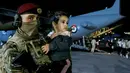 <p>Seorang tentara menggendong seorang anak ketika orang-orang yang dievakuasi dari Sudan turun dari pesawat di bandara militer di Amman, Yordania, Senin (24/4/2023). Negara-negara asing bergegas mengevakuasi warga negara mereka dari Sudan saat pertempuran mematikan berkecamuk memasuki minggu kedua antara pasukan yang setia kepada dua jenderal yang bersaing. (Khalil MAZRAAWI/AFP)</p>