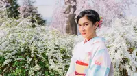 Dian Sastrowardoyo mengenakan kimono dan menikmati keindahan Sakura saat liburan ke Jepang bersama keluarga (Dok.Instagram/@therealdisastr/https://www.instagram.com/p/BvqN_DJhcCp/Komarudin)