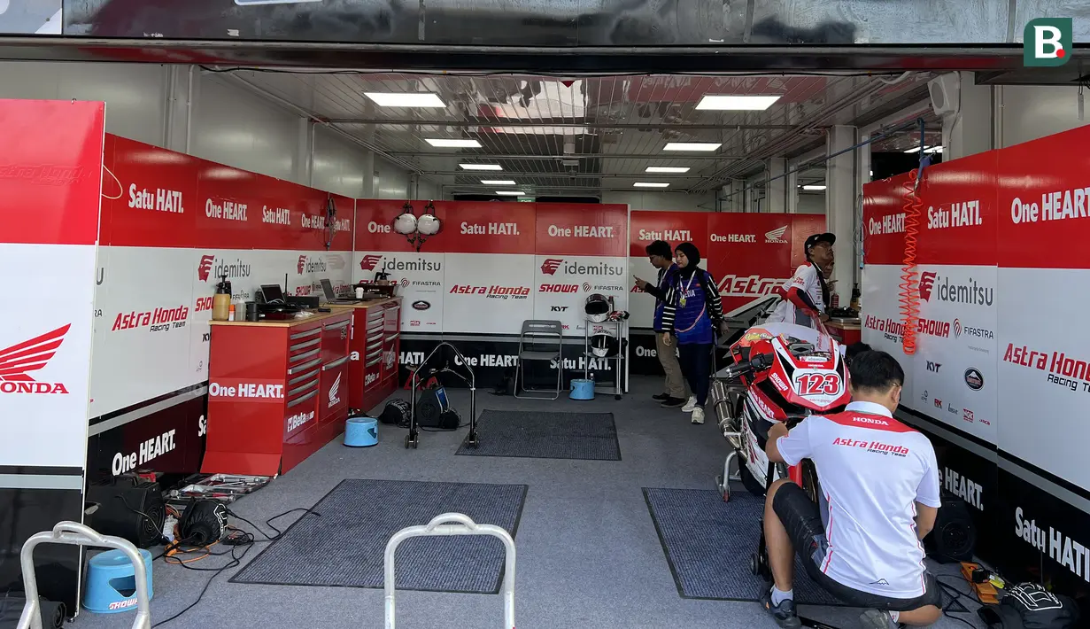 Seorang mekanik di paddock Astra Honda Racing Team (AHRT) tengah mempersiapkan motor yang akan digunakan pembalap andalannya, Rheza Dhanica Ahrens jelang babak kualifikasi kelas AP250 ARRC Mandalika 2023 di Sirkuit Mandalika, Lombok, Sabtu (12/8/2023). (Bola.com/Iqri Widya)