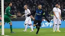 Pemain Inter Milan, Mauro Icardi berselebrasi setelah berhasil mencetak gol ke gawang Atalanta pada lanjutan Serie A Italia di Stadion San Siro, Senin (20/11). Sepasang gol kemenangan Inter dicetak dengan sangat apik oleh tandukan Icardi. (AP/Luca Bruno)