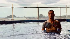 Aktor FTV Rendy Kjaernett memang memiliki banyak tato di sekujur tubuhnya. Tato di dada termasuk tato besar Rendy selain yang ada di punggung. Saat berenang, tato di bagian dada Rendy otomatis terlihat yang membuat terlihat begitu garang. (Liputan6.com/IG/rendykjaernett1)