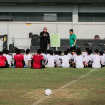 Pelatih Timnas Indonesia U-16, Nova Arianto (tengah) memberikan arahan kepada pemainnya saat latihan perdana Timnas Indonesia U-16 yang berlangsung di Lapangan B, Kompleks Stadion Utama Gelora Bung Karno (SUGBK), Senayan, Jakarta, Senin (19/02/2024). (Bola.com/Bagaskara Lazuardi)