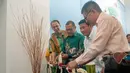 Kepala Divisi Umum PLN Danni Irawan (ketiga dari kanan), meresmikan pembukaan teater 4 Dimensi yang bertempat di Museum Listrik dan Energi Baru, Taman Mini Indonesia Indah (TMII), Jakarta, Selasa (24/2). (Liputan6.com/Yoppy Renato)