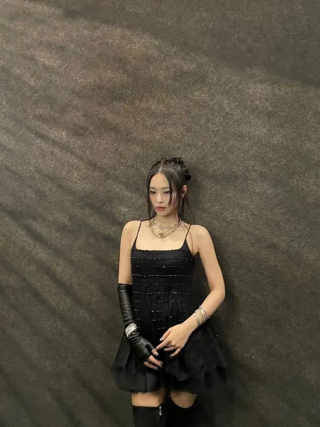Jennie BLACKPINK Pamerkan Gaya Chanel dengan Pakaian Serba Hitam