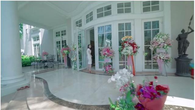 Rumah Bos MNC Group ini didominasi dengan warna putih dan abu-abu.