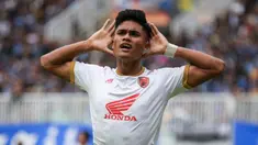Selebrasi pemain PSM Makassar, Ramadhan Sananta&nbsp;setelah menjebol gawang Persib Bandung saat laga lanjutan BRI Liga 1 2022/2023 antara Persib Bandung melawan PSM Makassar di Stadion Pakansari, Bogor, Selasa (14/02/2023). (Bola.com/Bagaskara Lazuardi)