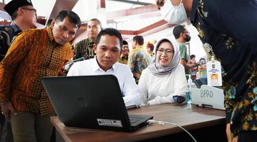 Bupati Lumajang Thoriqul Haq didampingi Wakil Bupati Lumajang Amperawati meninjau mal pelayanan publik Lumajang. (Istimewa)