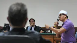 M Yagari Bhastara Guntur alias Gary menyebut atasannya OC Kaligis sebagai inisiator pemberian pemberian suap saat bersaksi di persidangan untuk terdakwa Syamsir Yusfran di Pengadilan Tipikor Jakarta, Kamis (17/9/2015). (Liputan6.com/Andrian M Tunay)