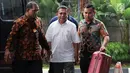 Gubernur Aceh Irwandi Yusuf didampingi petugas tiba di Gedung KPK, Jakarta, Rabu (4/7). Dalam operasi tangkap tangan (OTT), tim KPK turut mengamankan uang Rp500 juta diduga terkait dana otonomi khusus Aceh Tahun 2018. (Merdeka.com/Dwi Narwoko)