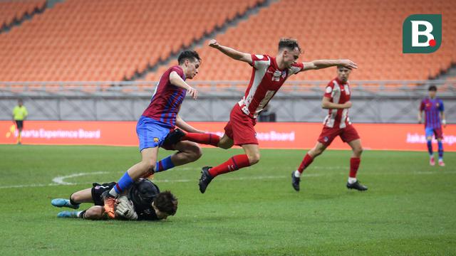 Foto: Panasnya Duel La Liga Tersaji dalam Laga International Youth Championship antara Barcelona U-18 melawan Atletico Madrid U-18 di JIS