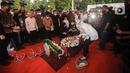 Ketua DPR RI Puan Maharani menuangkan air pada makam Menpan RB Tjahjo Kumolo saat prosesi pemakaman di Taman Makam Pahlawan Kalibata, Jakarta, Jumat (1/7/2022). Tjahjo Kumolo meninggal dunia di Rumah Sakit Abdi Waluyo Jakarta Pusat sekitar pukul 11.10 WIB. (Liputan6.com/Faizal Fanani)