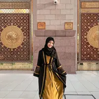 Berfoto di Tanah Suci, Fuji tampak mengenakan gamis berwarna kuning. [Instagram/fuji_an]
