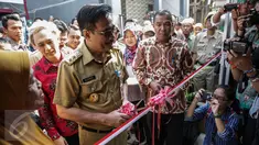 Wagub DKI Jakarta, Djarot Saiful bersiap memotong pita saat meresmikan program bedah rumah di Cilincing, Jakarta, Senin (17/4). Dalam pendataan ada 83 rumah warga yang tak layak huni sudah masuk dalam program bedah rumah. (Liputan6.com/Faizal Fanani)