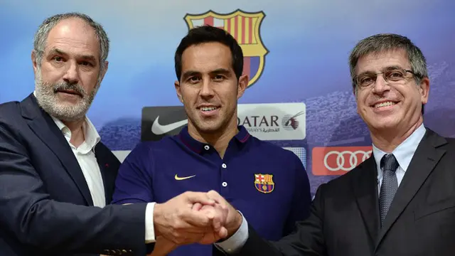 Claudio Bravo Resmi Berseragam Barcelona