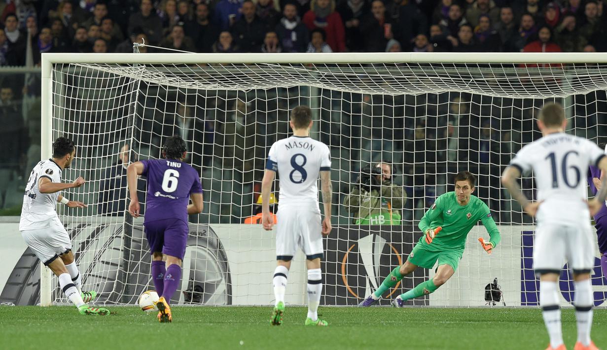 Pemain Tottenham Hotspur, Nacer Chadili, saat mencetak gol melalui penalti ke gawang Fiorentina dalam leg pertama babak 32 besar Liga Europa di Stadion Artemio Franchi, Italia, Jumat (19/2/2016) dini hari WIB. (AFP/Andreas Solaro)