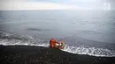 Atribut keagamaan terdampar di tepi Pantai Amed, Karangasem, Bali, Selasa (5/12). Erupsi Gunung Agung membuat sektor pariwisata di Pulau Dewata, terutama wilayah Amed sepi dari wisatawan, baik lokal maupun mancanegara. (Liputan6.com/Immanuel Antonius)
