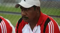 Pelatih tim Pra PON Maluku, Aji Lestaluhu memilih mundur dari babak kualifikasi PON zona Papua. (Bola.com/Robby Firly)