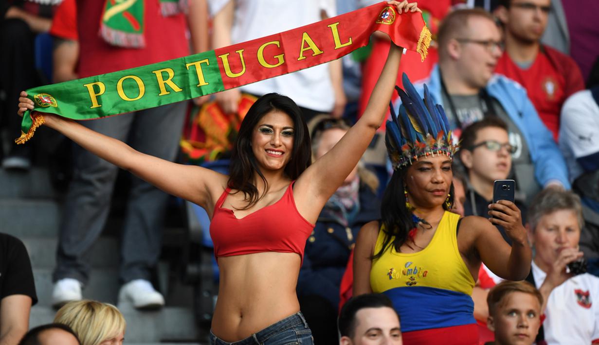 Aksi suporter Portugal saat melawan Austria pada laga kedua Grup F Piala Eropa 2016 di Parc des Princes, Minggu (19/6/2016) dini hari WIB. (AFP/Francisco Leong)