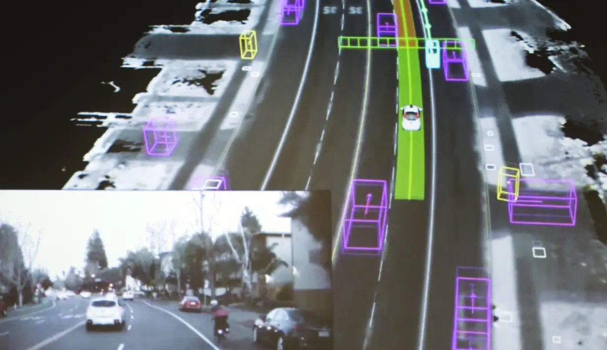 Video yang diambil Google self-driving car, inset, digabungkan dengan adegan jalan yang sama sebagai data yang divisualisasikan dengan mobil selama presentasi di media prototipe kendaraan otonom Google, California, AS (29/9/2015). (REUTERS/Elia Nouvelage)