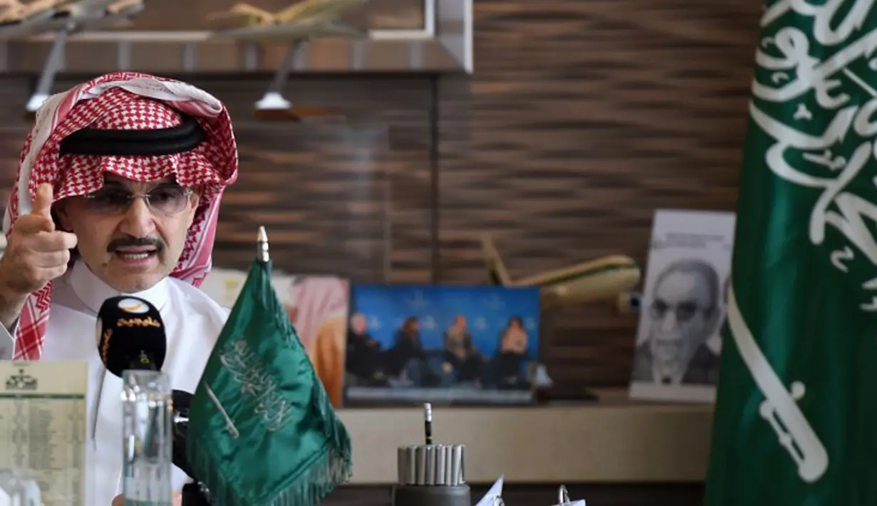 Pangeran Alwaleed bin Talal saat menggelar konferensi pers terkait niat beramalnya di Riyadh, Arab Saudi, Rabu (1/7/2015). Alwaleed berjanji akan memberikan hartanya senilai USD 32 miliar, atau Rp 427 triliun untuk kepentingan amal. (AFP/Fayez Nureldine)