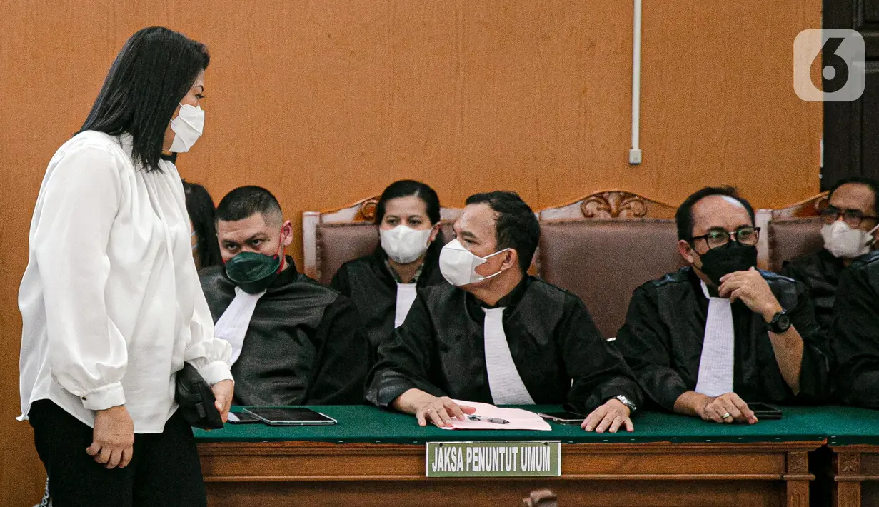 Terdakwa kasus pembunuhan berencana Nofriansyah Yosua Hutabarat atau Brigadir J, Putri Candrawathi bersiap menjalani sidang vonis di Pengadilan Negeri Jakarta Selatan, Senin (13/2/2023). Sebelumnya, sang suami Ferdy Sambo divonis hukuman mati oleh majelis hakim. (Liputan6.com/Faizal Fanani)
