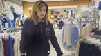 Artis Marshanda melihat pakaian saat berada dipusat perbelanjaan. Marshanda merupakan mantan istri presenter Ben Kasyafani. (Instagram/ marshanda99)