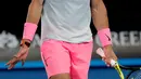Petenis Spanyol, Rafael Nadal berteriak saat bertanding melawan petenis Kroasia, Marin Cilic pada perempat final Australia Terbuka 2018 di Melbourne, Selasa (23/1). Nadal memutuskan untuk mudur saat kedudukan 6-3 3-6 7-6(7/5) 2-6 0-2. (AP/Dita Alangkara)