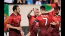 Ronaldo memberikan semangat kepada rekan-rekannya usai tercipta gol di gawang Irlandia, Rabu (11/6/2014) (Reuters/RAY STUBBLEBINE)