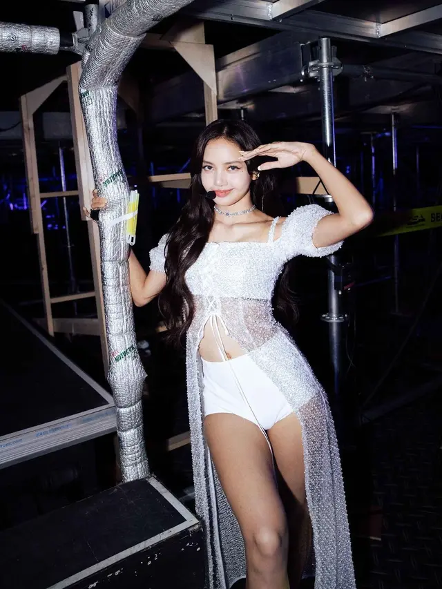 Busana Putih Berkilau