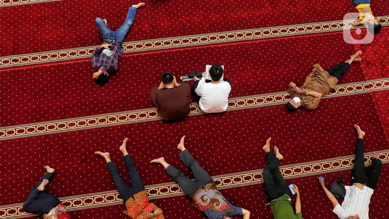 Beristirahat Sambil Menunggu Buka Puasa di Masjid Istiqlal
