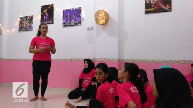 Pemimpin Srijayasana Dance School, Surtia Ningsih, memberi presentasi bagi Google. Dok: Tommy Kurnia/Liputan6.com