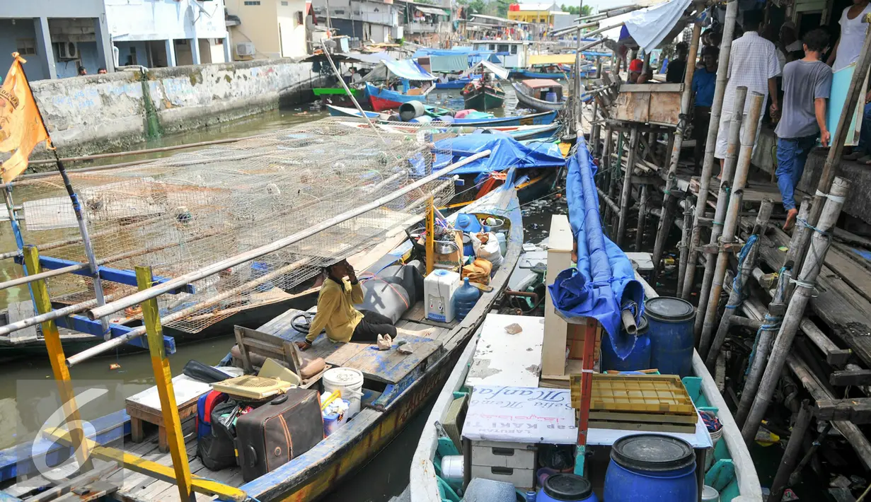 Warga penghuni pasar ikan Penjaringan menyelamatkan barang-barang miliknya ke perahu nelayan untuk sementara, Jakarta (11/4). Pemprov DKI membongkar ratusan rumah di Pasar ikan, Aquarium dan Luar Batang, Penjaringan, Jakarta. (Liputan6.com/Yoppy Renato)
