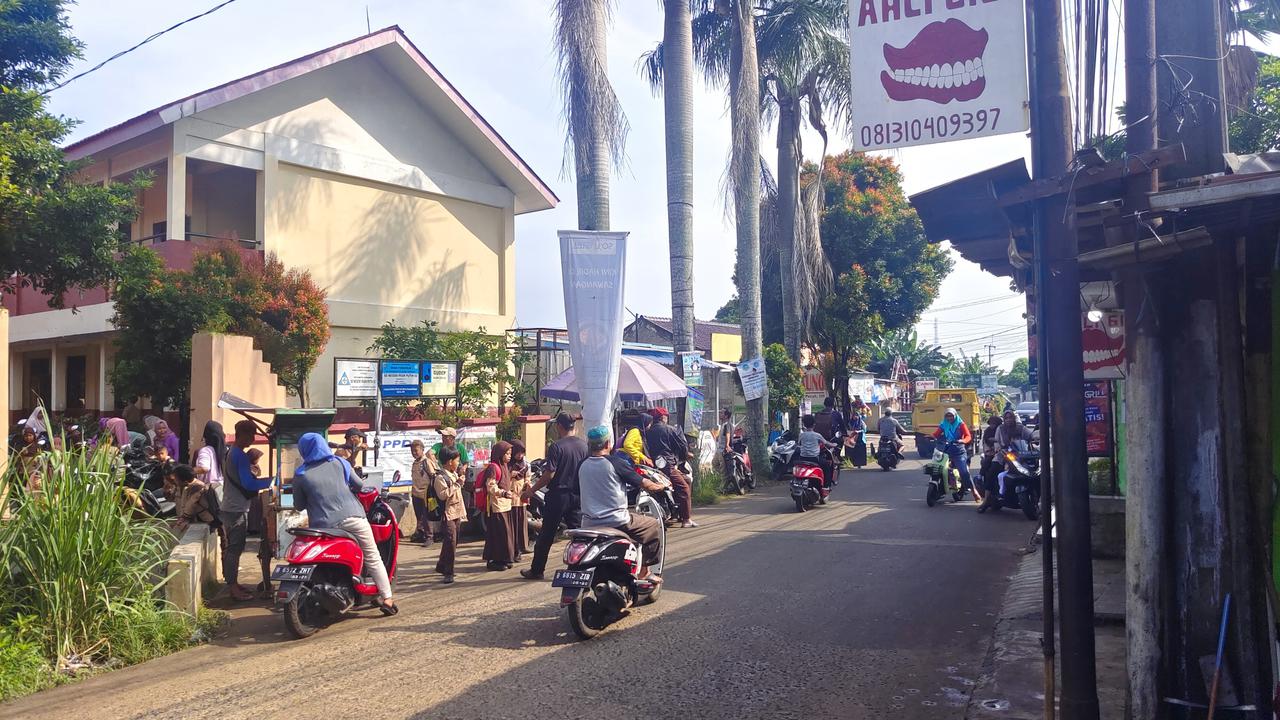 Lokasi diduga bus yang menggunakan klakson telolet ditegur guru di depan SDN Pasir Putih 2, Sawangan, Depok.