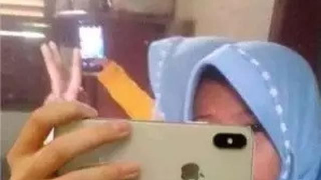 6 Potret Orang Ingin Pamer HP iPhone Ini Nyeleneh, Gagal Sombong