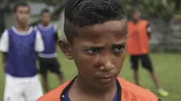 Pesepak bola SSB Tulehu Putra, Saleh Al'Ayubi Pary (13 tahun), menjadi pemain termuda yang terpilih untuk mengikuti pelatihan di Jakarta. (Bola.com/Peksi Cahyo)