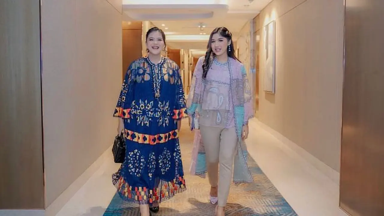 Gaya Kompak Kahiyang Ayu dan Erina Gudono Berbalut Busana Biyan saat Hadiri Fashion Show, Bak Kakak Adik