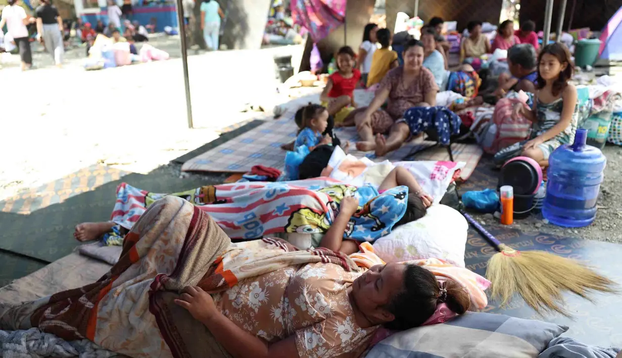 Warga berlindung di lapangan balai kota, Provinsi Sarangani, Filipina, Rabu 10 Juni 2026. (AP Photo/Basilio Sepe)