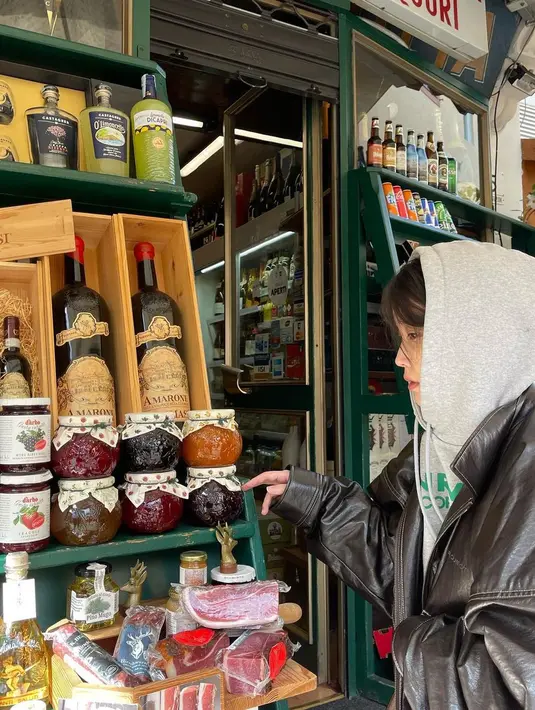 Ketertarikan IU pada barang-barang yang dijual di sana.  [Foto: Instagram/ dlwlrma]