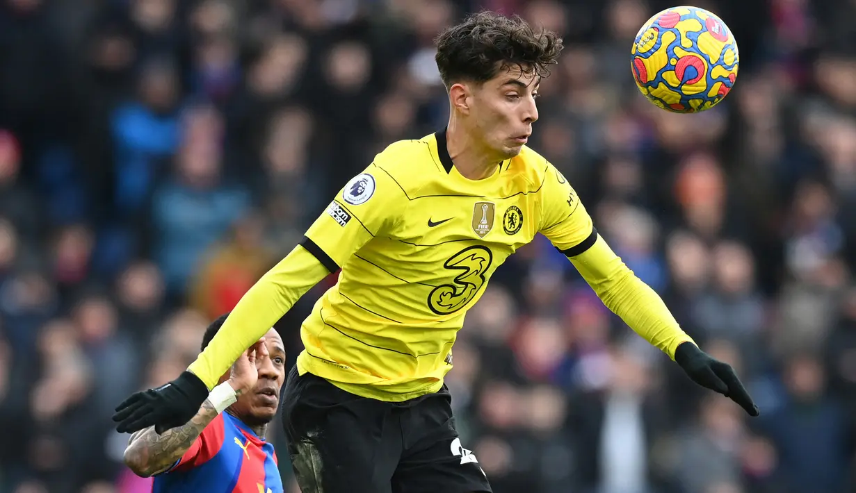 Kai Havertz. Gelandang serang Jerman berusia 22 tahun yang memperkuat Chelsea sejak awal musim 2020/2021 usai didatangkan dari Bayer Leverkusen menjadi satu-satunya pemain muda non-Inggris dalam daftar. Ia mampu mencetak 8 gol dan 4 assist dari 29 laga di Liga Inggris selama musim 2021/2022 bareng The Blues. (AFP/Glyn Kirk)