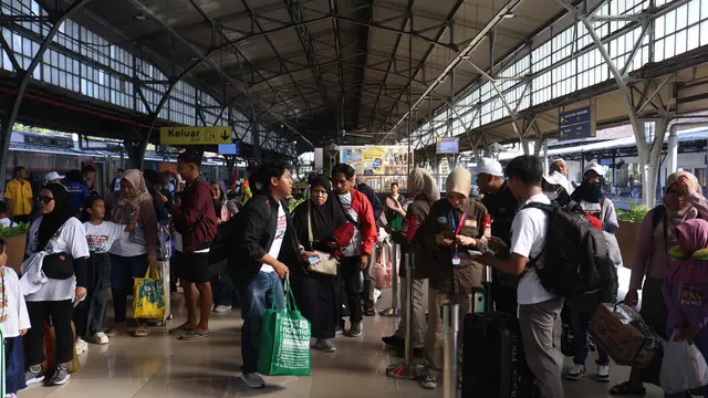 Ribuan Pemudik Padati Stasiun Pasar Senen Jakarta
