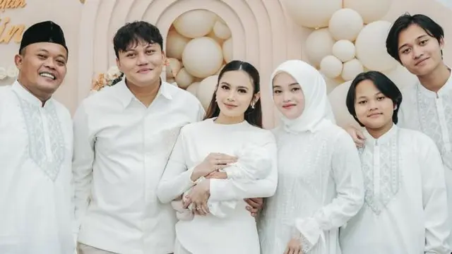 Potret Putri Delina di Momen Aqiqah Anak Mahalini dan Rizky Febian. (instagram/putridelinaa)