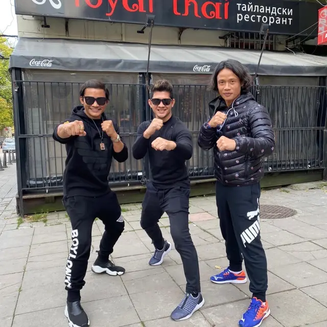 Sudah Seperti Saudara, Ini 7 Potret Kebersamaan Iko Uwais dan Tony Jaa