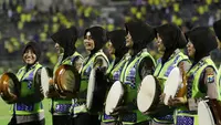 Polwan kota Gresik bersiap memainkan seni Banjari usai laga Gresik United melawan Sriwijaya FC pada Torabika SC 2016 di Stadion Tri Dharma, Minggu(12/6/2016). (Bola.com/Nicklas Hanoatubun)