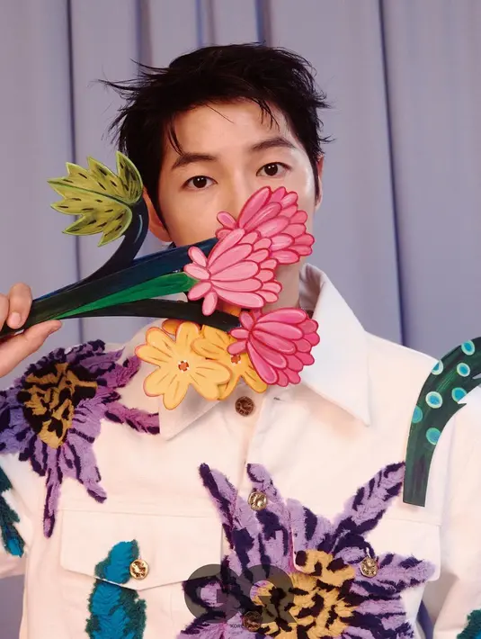 Ini menjadi penampilan perdananya setelah menikah dengan Katy Louise Saunders. [instagram/hi_songjoongki]